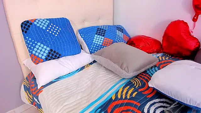 Maia W10 online show from 02-18-25, 03:32