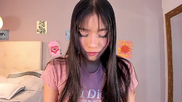 Snapshot of Maia_W10 chatting on 07-04-26, 12:33 Maia W10 online show from 07-04-26, 12:33
