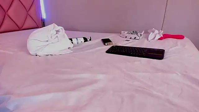 Snapshot of megan_100 chatting on 12-15-24, 01:24 megan 100 online show from 12-15-24, 01:24