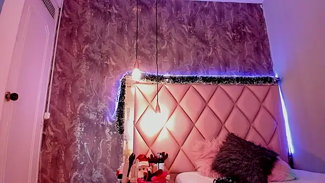 Snapshot of megan_100 chatting on 12-15-24, 10:37 megan 100 online show from 12-15-24, 10:37