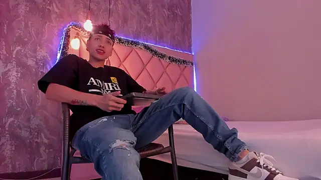 Snapshot of megan_100 chatting on 12-26-24, 07:05 megan 100 online show from 12-26-24, 07:05