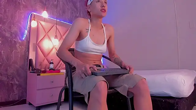 Snapshot of megan_100 chatting on 01-03-25, 06:57 megan 100 online show from 01-03-25, 06:57