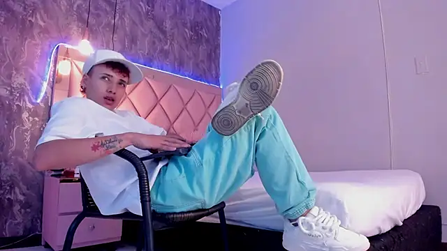 Snapshot of megan_100 chatting on 01-13-25, 01:13 megan 100 online show from 01-13-25, 01:13