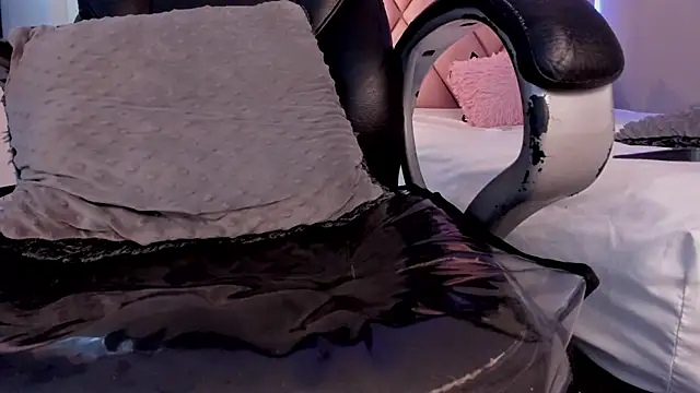 Snapshot of megan_100 chatting on 01-31-25, 01:01 megan 100 online show from 01-31-25, 01:01