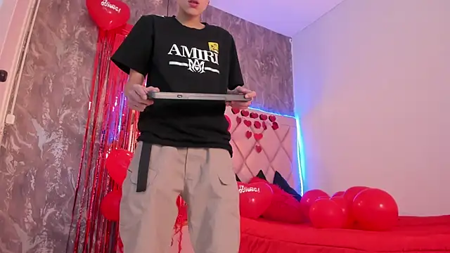 Snapshot of megan_100 chatting on 02-15-25, 07:06 megan 100 online show from 02-15-25, 07:06