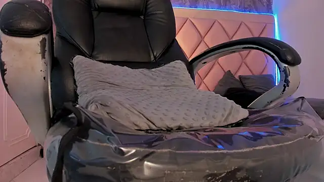 Snapshot of megan_100 chatting on 03-09-25, 01:04 megan 100 online show from 03-09-25, 01:04