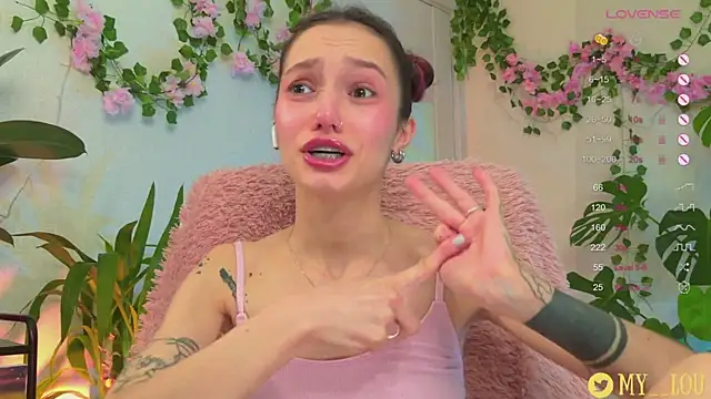 Snapshot of MyLou_ chatting on 02-19-25, 03:49 MyLou online show from 02-19-25, 03:49