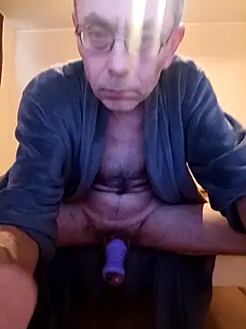 Snapshot of BesterJunge45 chatting on 04-19-26, 11:42 BesterJunge45 online show from 04-19-26, 11:42