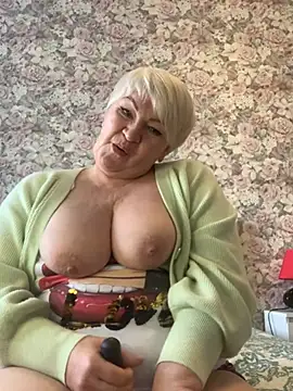 Snapshot of Laura_Millf chatting on 02-05-25, 12:49 Laura Millf online show from 02-05-25, 12:49