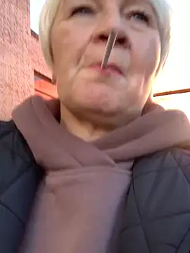 Snapshot of Laura_Millf chatting on 09-29-25, 01:38 Laura Millf online show from 09-29-25, 01:38