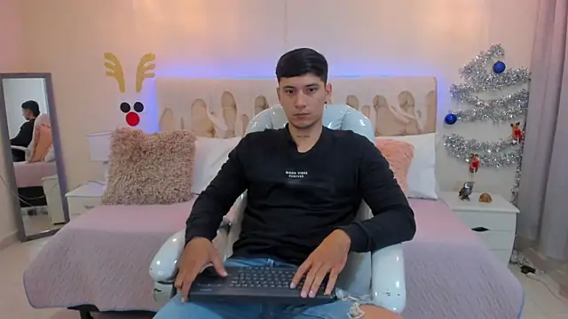 Snapshot of Damian23__ chatting on 12-17-24, 12:22 Damian23 online show from 12-17-24, 12:22