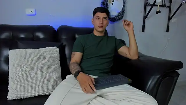 Snapshot of Damian23__ chatting on 12-21-24, 03:58 Damian23 online show from 12-21-24, 03:58