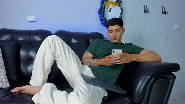Snapshot of Damian23__ chatting on 12-21-24, 10:06 Damian23 online show from 12-21-24, 10:06