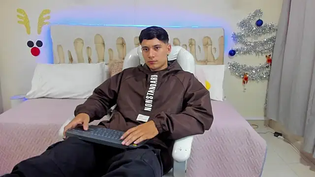 Snapshot of Damian23__ chatting on 12-21-24, 01:21 Damian23 online show from 12-21-24, 01:21