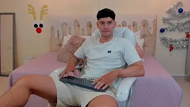 Snapshot of Damian23__ chatting on 12-23-24, 12:41 Damian23 online show from 12-23-24, 12:41