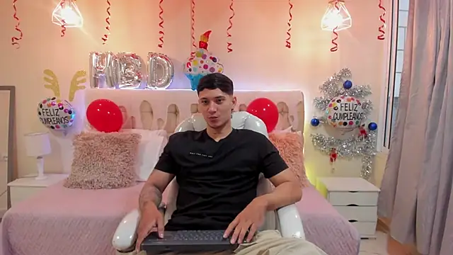 Snapshot of Damian23__ chatting on 12-24-24, 12:33 Damian23 online show from 12-24-24, 12:33