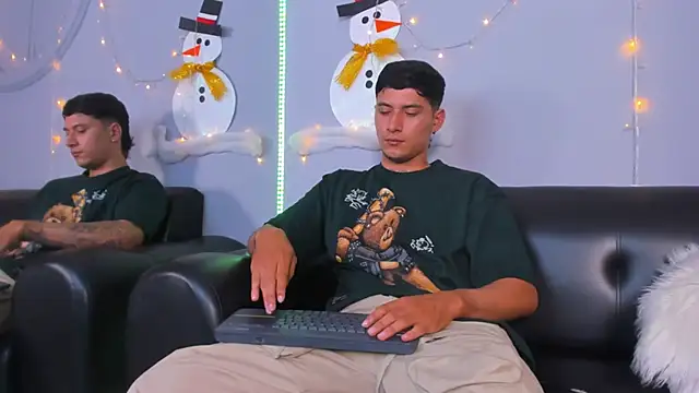 Snapshot of Damian23__ chatting on 12-29-24, 05:22 Damian23 online show from 12-29-24, 05:22