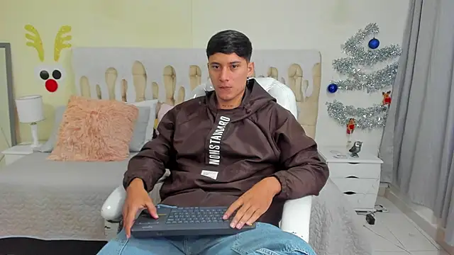 Snapshot of Damian23__ chatting on 01-02-25, 12:57 Damian23 online show from 01-02-25, 12:57