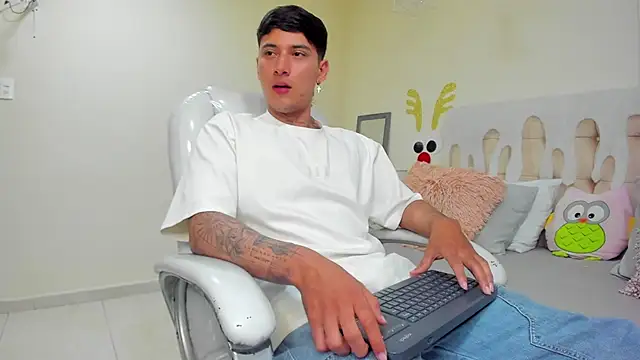 Snapshot of Damian23__ chatting on 01-02-25, 04:02 Damian23 online show from 01-02-25, 04:02