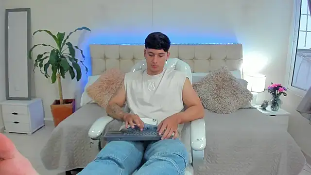 Snapshot of Damian23__ chatting on 01-10-25, 06:17 Damian23 online show from 01-10-25, 06:17