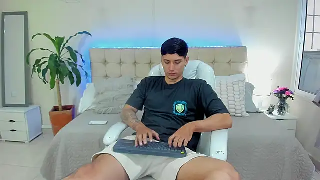 Snapshot of Damian23__ chatting on 01-11-25, 12:29 Damian23 online show from 01-11-25, 12:29