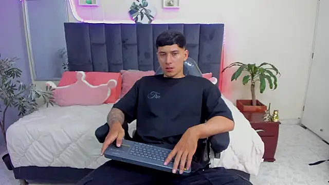 Snapshot of Damian23__ chatting on 01-12-25, 03:57 Damian23 online show from 01-12-25, 03:57