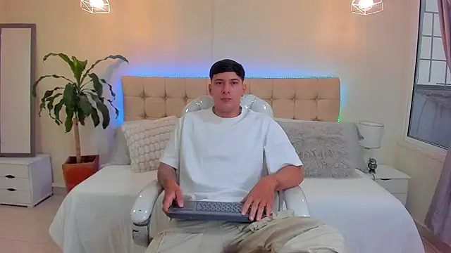 Snapshot of Damian23__ chatting on 01-15-25, 12:25 Damian23 online show from 01-15-25, 12:25