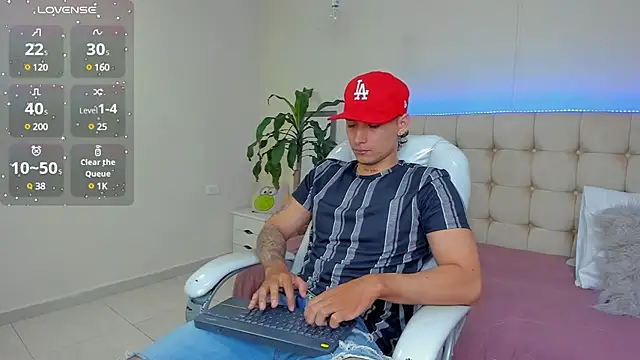 Snapshot of Damian23__ chatting on 01-27-25, 12:48 Damian23 online show from 01-27-25, 12:48