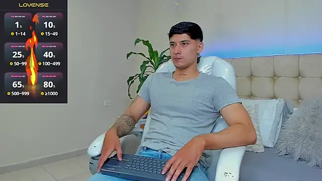 Snapshot of Damian23__ chatting on 02-01-25, 12:58 Damian23 online show from 02-01-25, 12:58