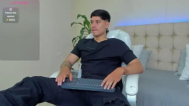 Snapshot of Damian23__ chatting on 02-04-25, 12:33 Damian23 online show from 02-04-25, 12:33