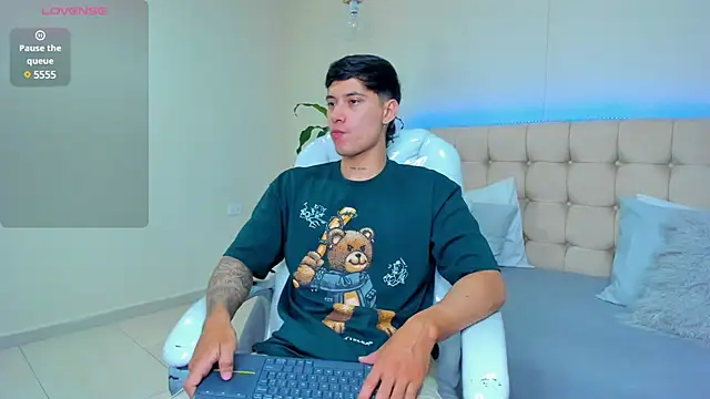 Snapshot of Damian23__ chatting on 02-12-25, 01:48 Damian23 online show from 02-12-25, 01:48