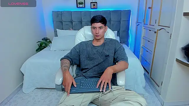 Snapshot of Damian23__ chatting on 03-07-25, 12:34 Damian23 online show from 03-07-25, 12:34