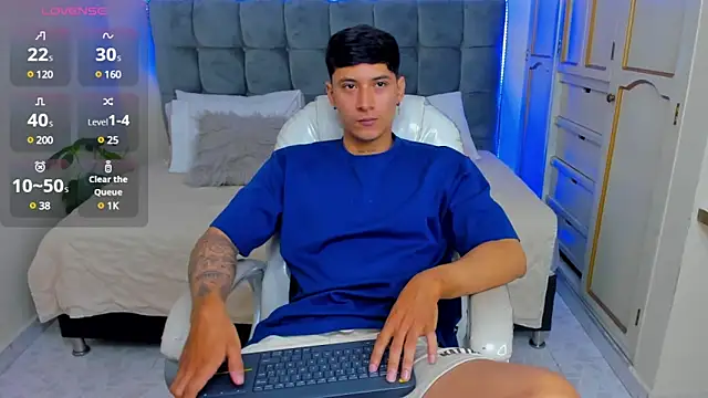 Snapshot of Damian23__ chatting on 03-18-25, 12:58 Damian23 online show from 03-18-25, 12:58
