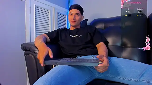 Snapshot of Damian23__ chatting on 03-21-25, 12:39 Damian23 online show from 03-21-25, 12:39