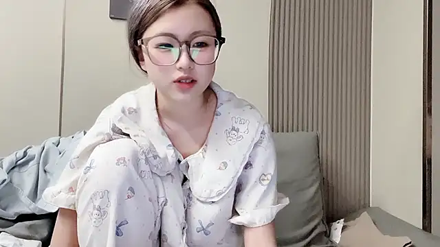 Snapshot of MM_YY_SS chatting on 10-21-25, 10:05 MM YY SS online show from 10-21-25, 10:05