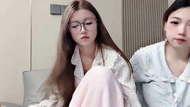 Snapshot of MM_YY_SS chatting on 10-23-25, 11:20 MM YY SS online show from 10-23-25, 11:20