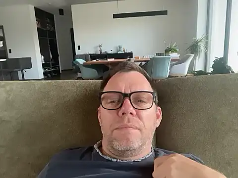 Snapshot of xmnbx77 chatting on 10-13-25, 09:53 xmnbx77 online show from 10-13-25, 09:53