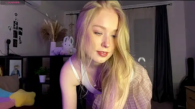 Snapshot of SweetDarcy chatting on 10-23-25, 03:22 SweetDarcy online show from 10-23-25, 03:22