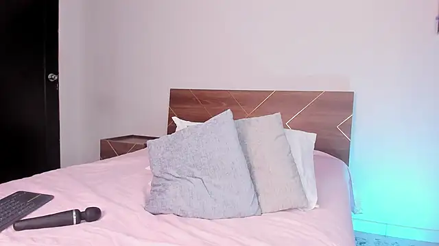 Snapshot of amber_maxwell chatting on 02-05-25, 11:39 amber maxwell online show from 02-05-25, 11:39