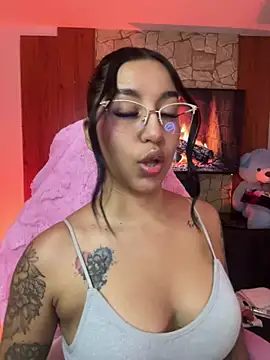 Snapshot of Tamara_Roberts1 chatting on 04-30-26, 01:56 Tamara Roberts1 online show from 04-30-26, 01:56