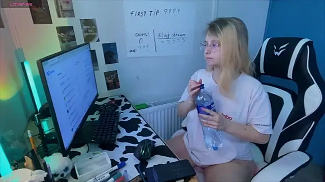 Snapshot of JacyWinslat chatting on 02-25-25, 12:13 JacyWinslat online show from 02-25-25, 12:13