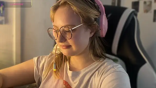 Snapshot of JacyWinslat chatting on 09-19-25, 01:56 JacyWinslat online show from 09-19-25, 01:56