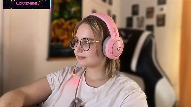 Snapshot of JacyWinslat chatting on 10-19-25, 01:12 JacyWinslat online show from 10-19-25, 01:12