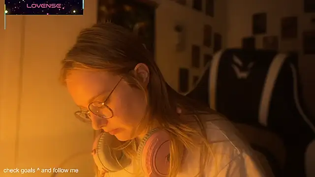 Snapshot of JacyWinslat chatting on 10-21-25, 04:41 JacyWinslat online show from 10-21-25, 04:41