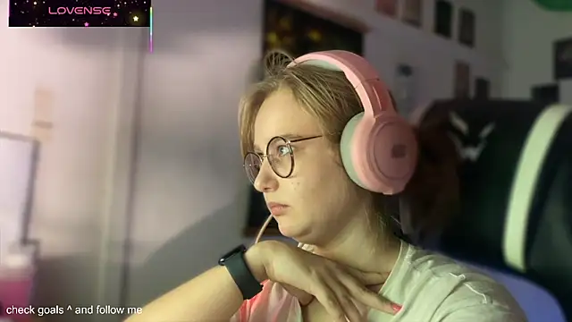 Snapshot of JacyWinslat chatting on 10-22-25, 06:07 JacyWinslat online show from 10-22-25, 06:07