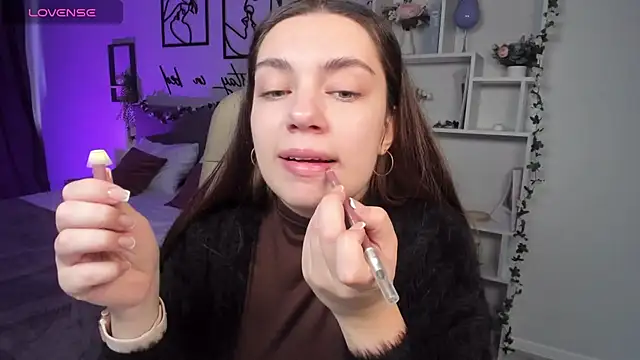 Snapshot of DaniellaLovely chatting on 10-21-25, 11:00 DaniellaLovely online show from 10-21-25, 11:00