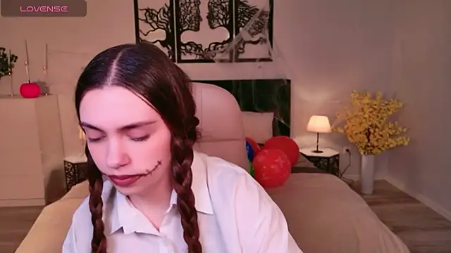 Snapshot of DaniellaLovely chatting on 10-31-25, 11:22 DaniellaLovely online show from 10-31-25, 11:22