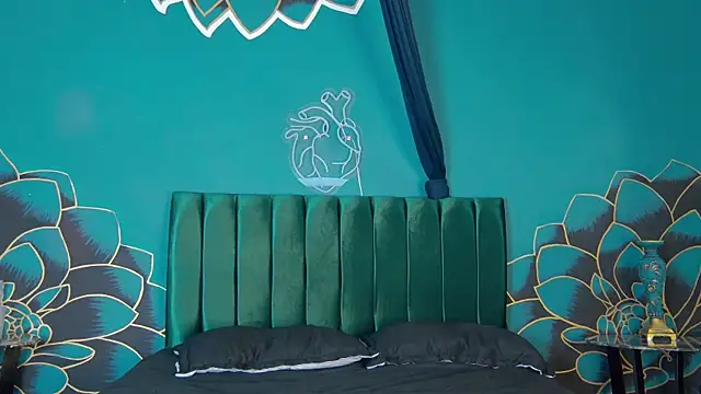 zoee moretti online show from 12-28-24, 03:37