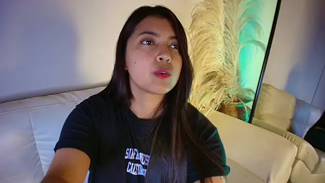 Snapshot of Rebeca_Williams_ chatting on 02-05-25, 02:08 Rebeca Williams  online show from 02-05-25, 02:08