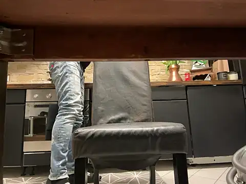 Snapshot of SunnyWild chatting on 02-21-25, 12:05 SunnyWild online show from 02-21-25, 12:05